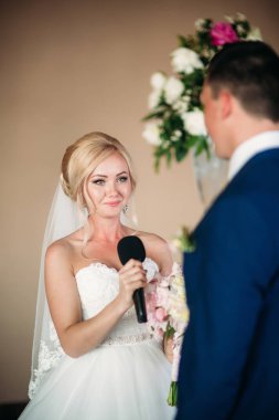 Mutlu gelin ve damat düğün töreni üzerinde. mutlu çift