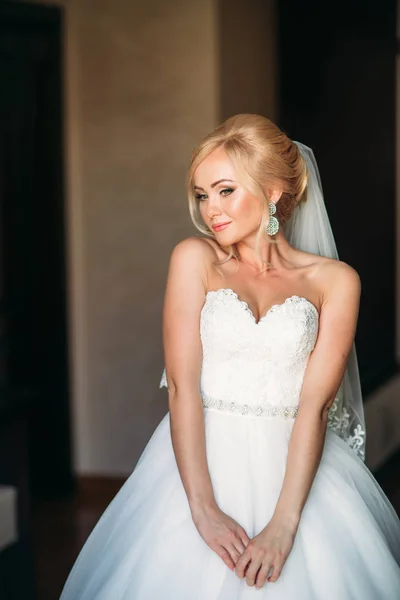 Mañana de hermosa mujer. Día de la boda. Novia en vestido blanco. Vestido de novia. Novia vestida de hotel — Foto de Stock