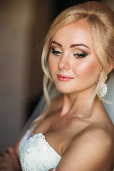 Morning of beautiful woman. Wedding day. Bride in white dress. Wedding dress. Bride dressed in hotel — Stock Photo, Image