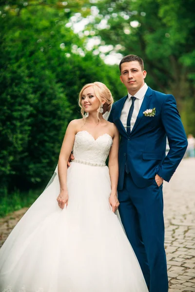 Casal de casamento bonito andando no parque. Felizes recém-casados — Fotografia de Stock