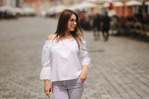 Atraktivní mladá dáma stojí v centru města — Stock fotografie