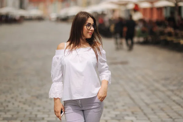 Atractiva joven en el centro de la ciudad — Foto de Stock