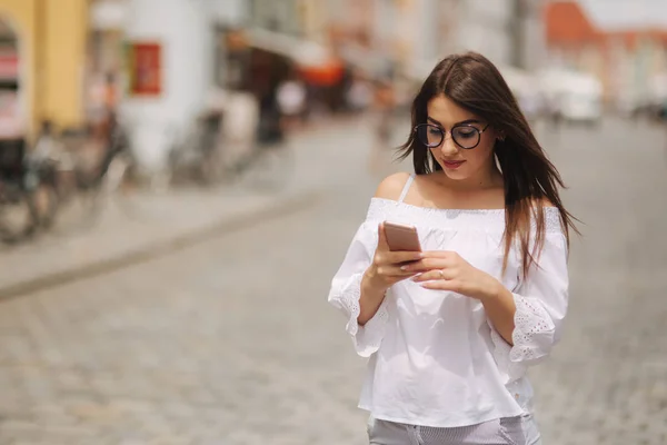 Glad vacker flicka med smart telefon i staden, sommar flicka stående — Stockfoto