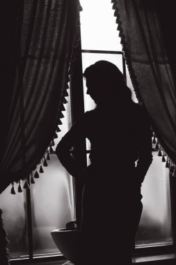 Pencerenin yakınındaki şık modeli siyah beyaz fotoğraf