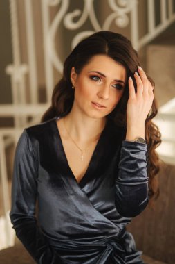 Model makyaj ve saç modeli gösterir. Yaz günü