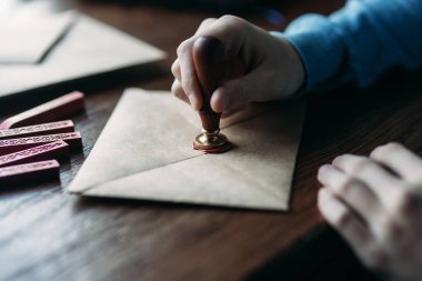 Zarfın üzerinde mühür mumu kullanarak görünümü kapatın. Pul