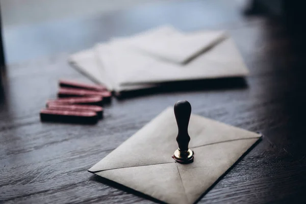 Enveloppe avec timbre et cire sur table en bois — Photo