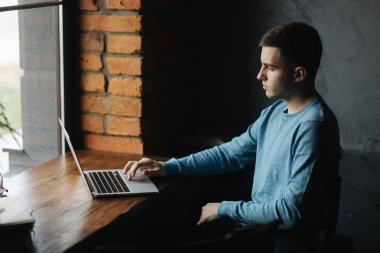 Genç öğrenci programcı çalışma kafede. O ders için hazırlamak