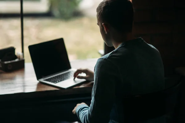 Un joven programador estudiantil trabaja en la cafetería. Él se prepara para la lección — Foto de Stock