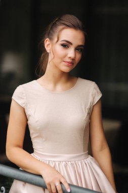 Zarif esmer Bayan kürsüye lüks balkonlu ve gülümsemesi. Moda saç ve makyaj