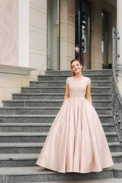 Elegant Brunette Stand Stairs Hotel Fashion Model Evening Dress — Stock Photo, Image