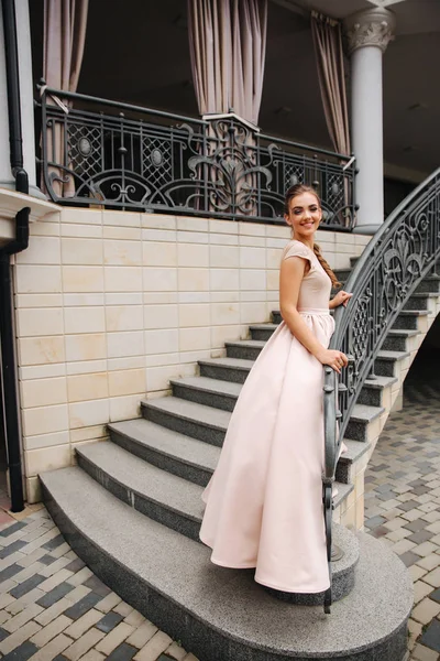 Elegant lady synpunkt på trappan framför restaurang — Stockfoto