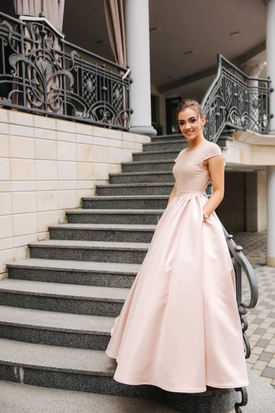 Elegante dama satnd en las escaleras delante del restaurante — Foto de Stock