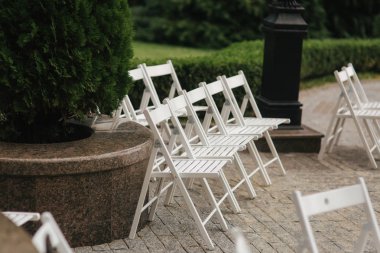 Beyaz koltuk üzerinde düğün töreni. yaz düğün dekorasyon dışında