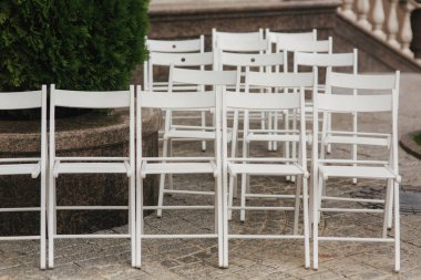 Beyaz koltuk üzerinde düğün töreni. yaz düğün dekorasyon dışında