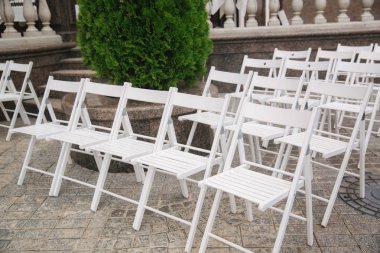 Beyaz koltuk üzerinde düğün töreni. yaz düğün dekorasyon dışında