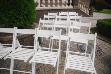 Beyaz koltuk üzerinde düğün töreni. yaz düğün dekorasyon dışında