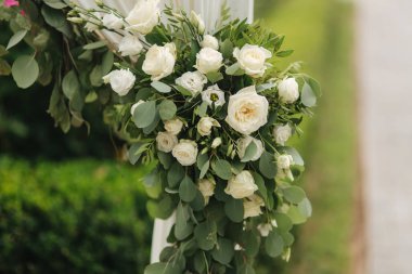 Düğün dekorasyonu, yeşil ve beyaz renkli çiçekler