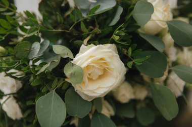 Düğün dekorasyonu, yeşil ve beyaz renkli çiçekler