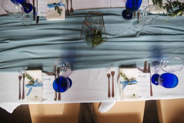 Restoranda masa randevusu. Düğün süslemesi mavi stil