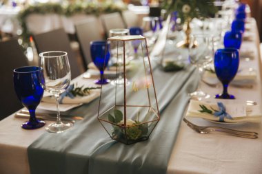 Restoranda masa randevusu. Düğün süslemesi mavi stil