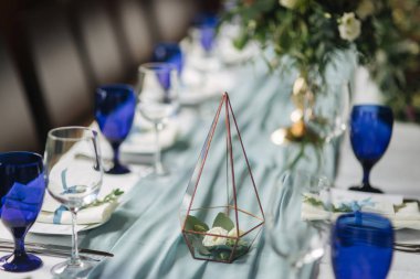 Restoranda düğün dekorasyon unsurları. Yeşil ve mavi renk.