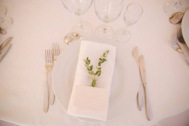 Tablo randevular restoranda. Düğün dekorasyon ile çiçek öğeleri