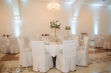 Restoran düğün gününde dekore edilmiştir. İçeride. İç mekanlar