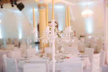 Restoran düğün gününde dekore edilmiştir. İçeride. İç mekanlar