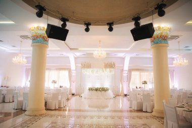 Restoran düğün gününde dekore edilmiştir. İçeride. İç mekanlar