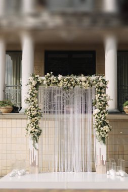 Düğün caremony çiçekleri ile süslenmiş kemer