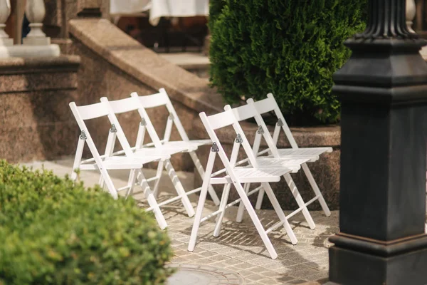 Beyaz koltuk üzerinde düğün töreni. yaz düğün dekorasyon dışında