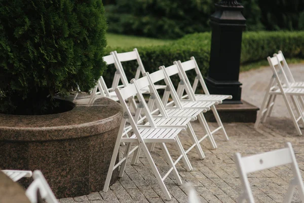 Beyaz koltuk üzerinde düğün töreni. yaz düğün dekorasyon dışında