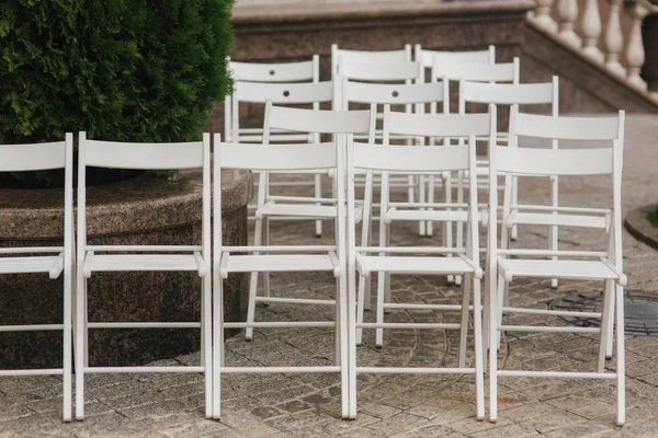 Beyaz koltuk üzerinde düğün töreni. yaz düğün dekorasyon dışında