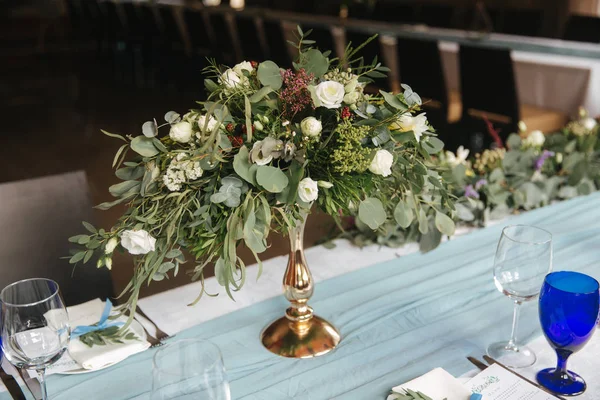 Flowesr en la mesa de bodas en el restaurante —  Fotos de Stock