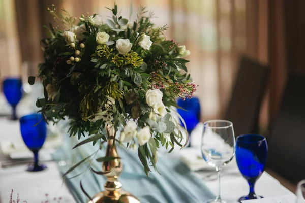 Flowesr en la mesa de bodas en el restaurante —  Fotos de Stock