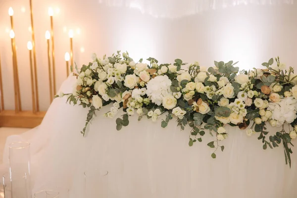 Decoração floral sobre o casamento no restaurante — Fotografia de Stock