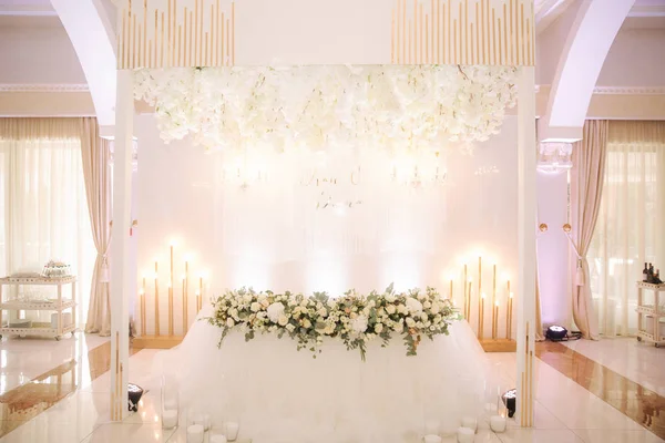 Ristorante decorato il giorno del matrimonio. Dentro. Interni — Foto Stock