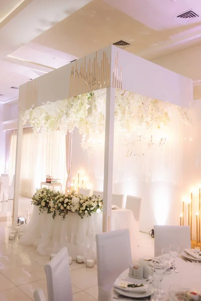 Elementi floreali del tetto. Lampadario decorato su matrimonio — Foto Stock