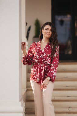 Çekici genç bayan fotoğrafçı için poz veriyor. Dışarıda. modeli