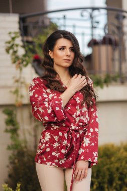 Çekici genç bayan fotoğrafçı için poz veriyor. Dışarıda. modeli