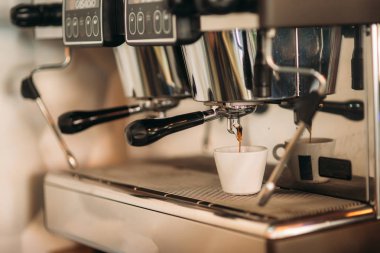 Barista kafede kahve makinesi kullanma