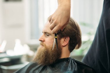 Makas kullanarak Kuaför ve berber dükkanı tarak