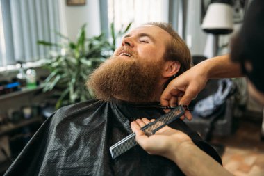 Makas kullanarak Kuaför ve berber dükkanı tarak