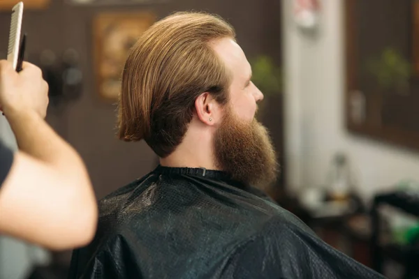 Fő darabok haj és szakáll férfi a fodrászatban, fodrászat frizura teszi egy fiatal férfi — Stock Fotó
