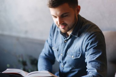 Öğrenci kafe kitapta okudum. Çalışma ve eğitim. Genç adam harcamak zaman Cafe