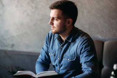 Öğrenci kafe kitapta okudum. Çalışma ve eğitim. Genç adam harcamak zaman Cafe