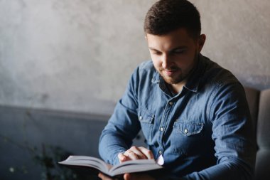 Öğrenci kafe kitapta okudum. Çalışma ve eğitim. Genç adam harcamak zaman Cafe
