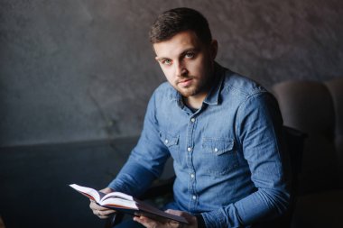 Öğrenci kafe kitapta okudum. Çalışma ve eğitim. Genç adam harcamak zaman Cafe