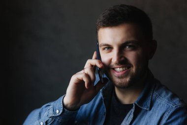 O bir dizüstü bilgisayar kullanırken arama kafede alarak genç işadamı